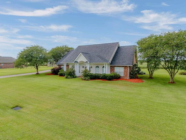 212 Chateau Dr, Lockport, LA 70374