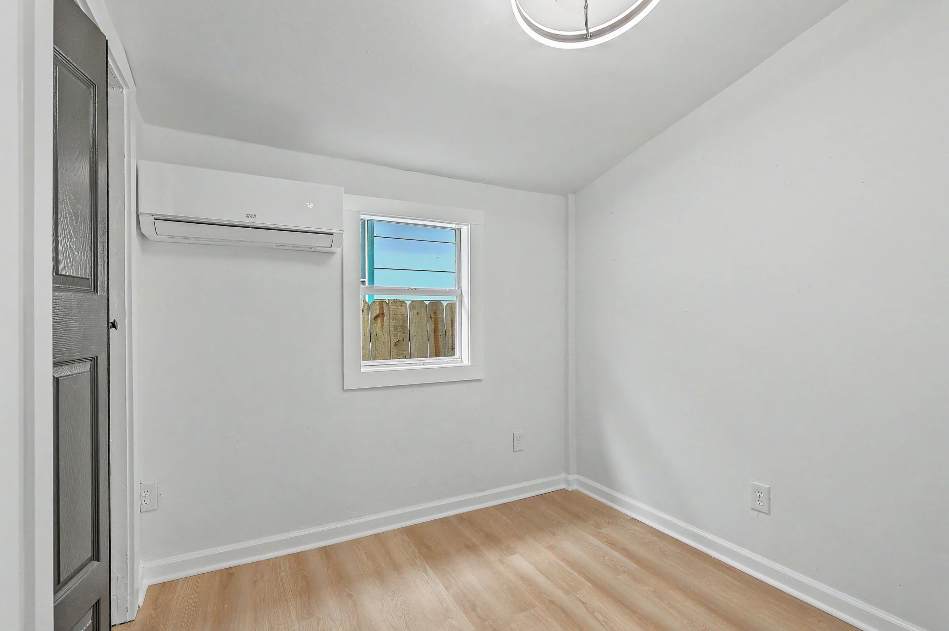 2055 Beech Avenue Photo 11