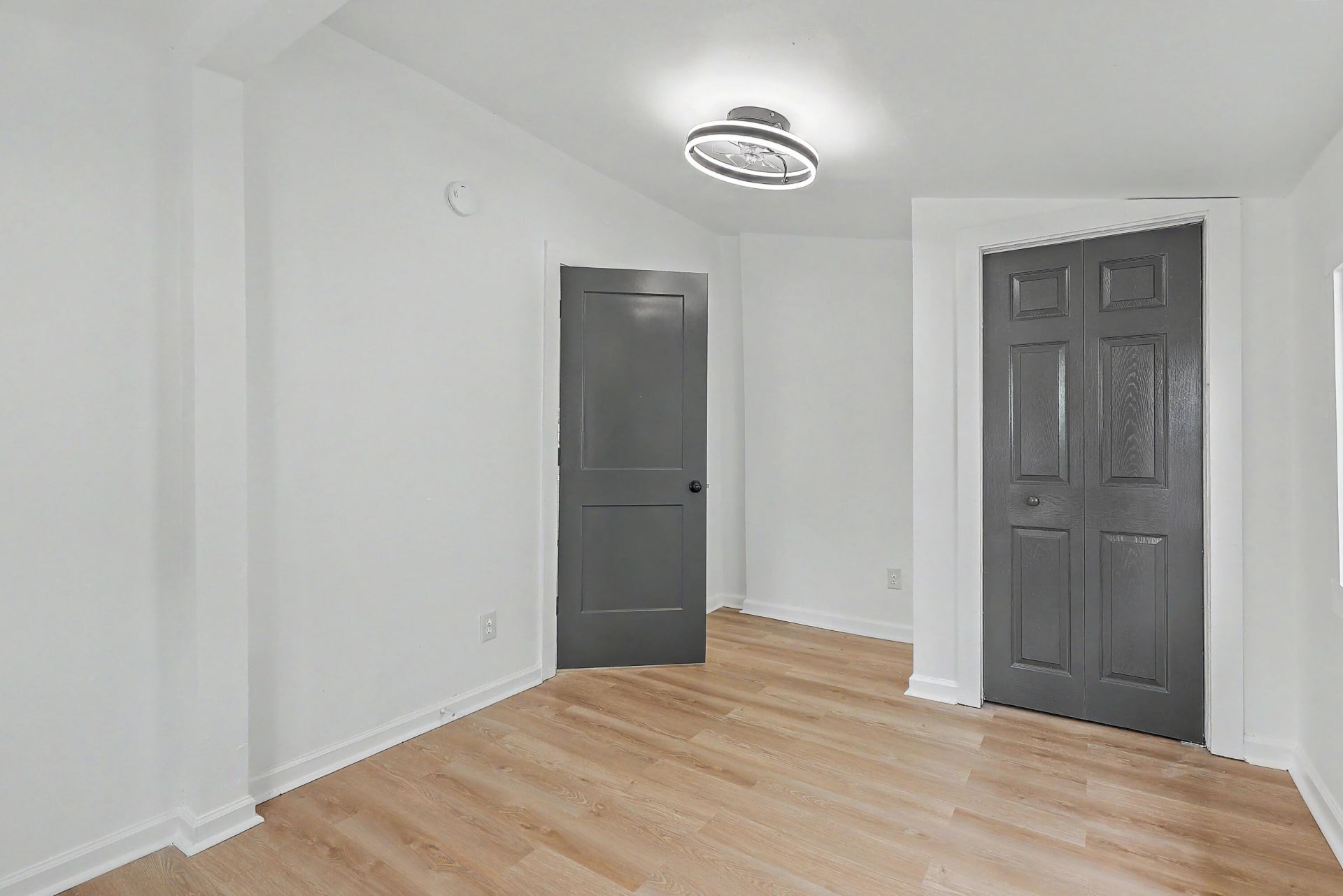 2055 Beech Avenue Photo 12