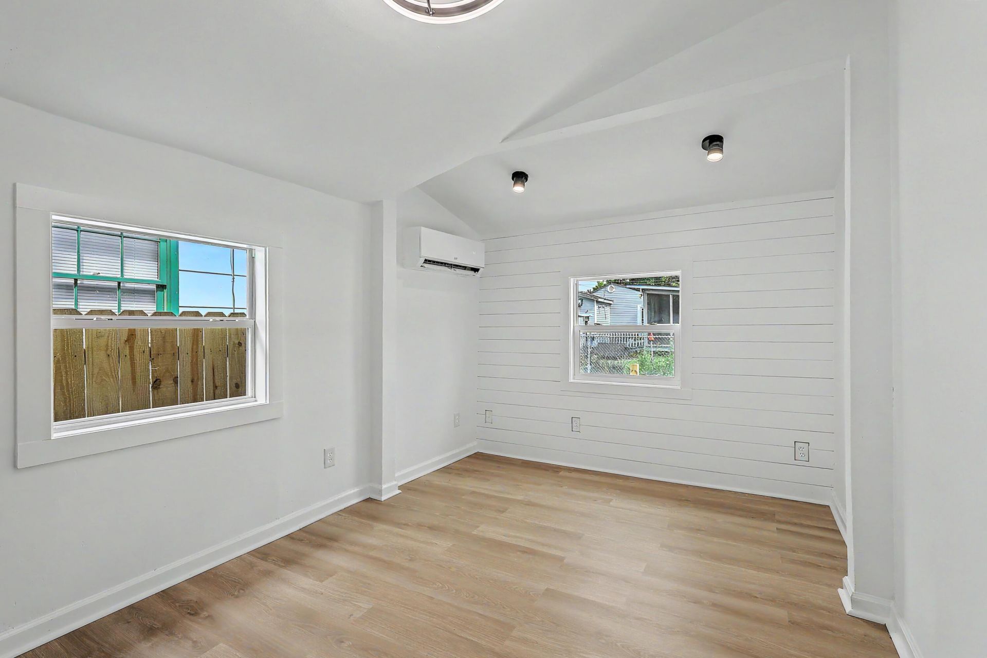 2055 Beech Avenue Photo 20