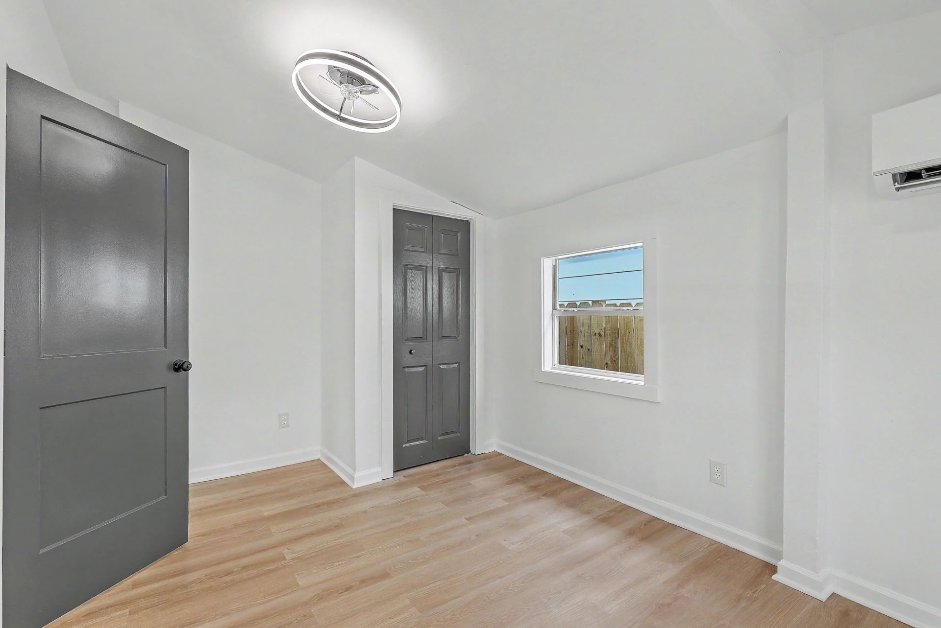 2055 Beech Avenue Photo 21