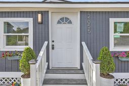 2055 Beech Avenue photo 4