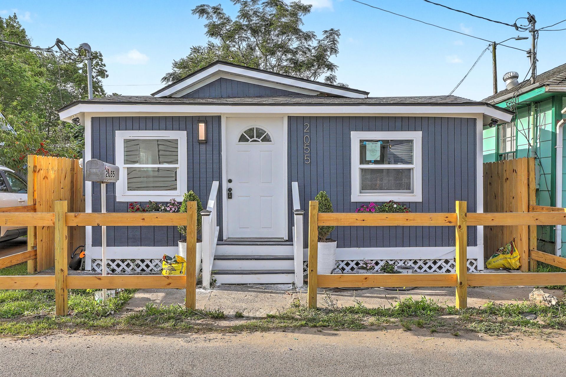 2055 Beech Avenue Photo 4