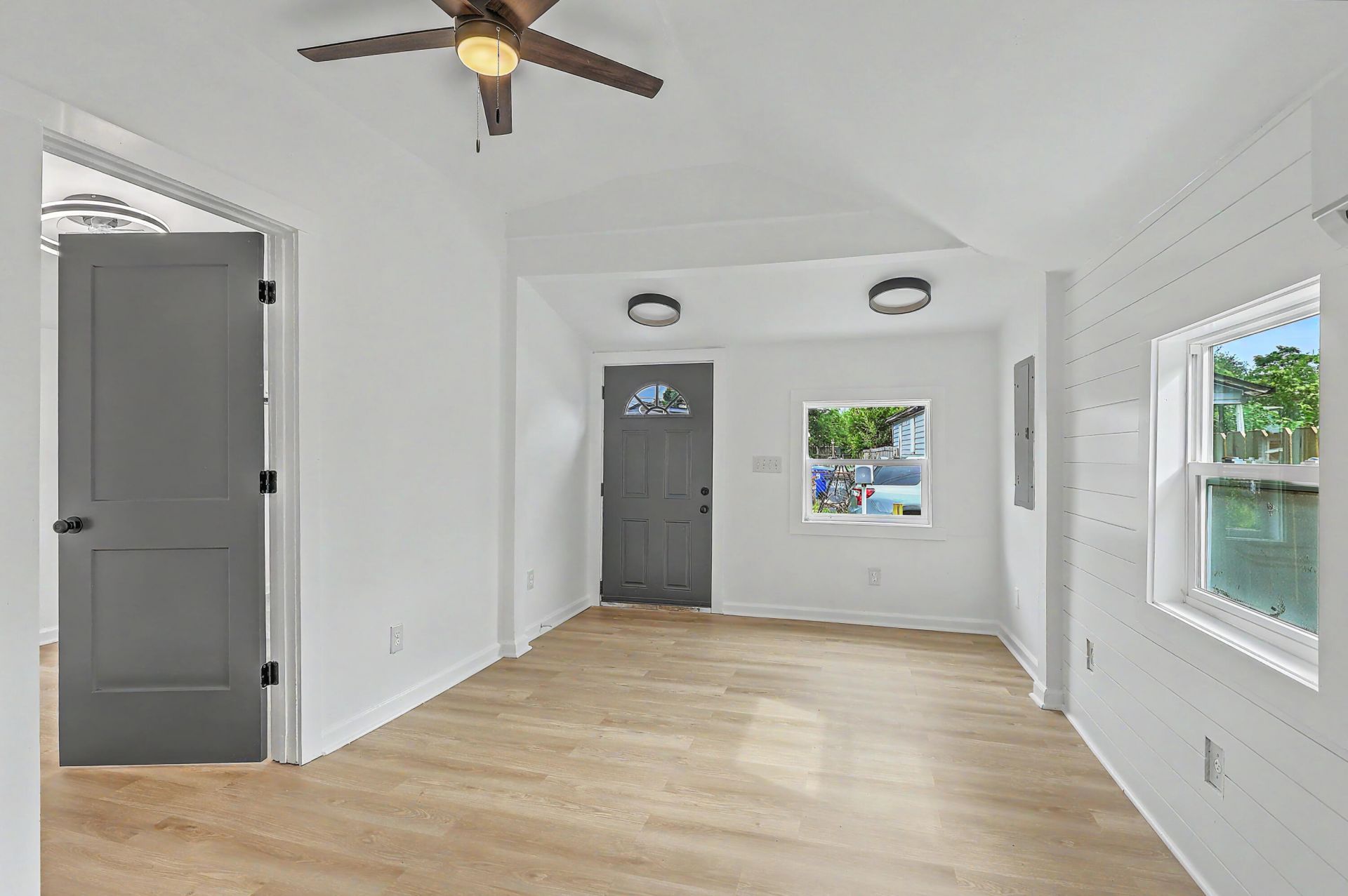 2055 Beech Avenue Photo 7