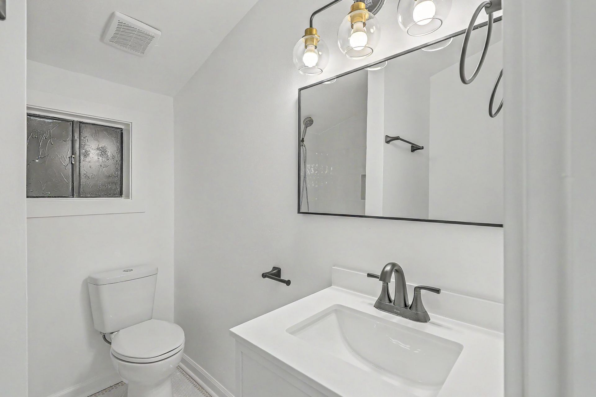 2055 Beech Avenue Photo 9