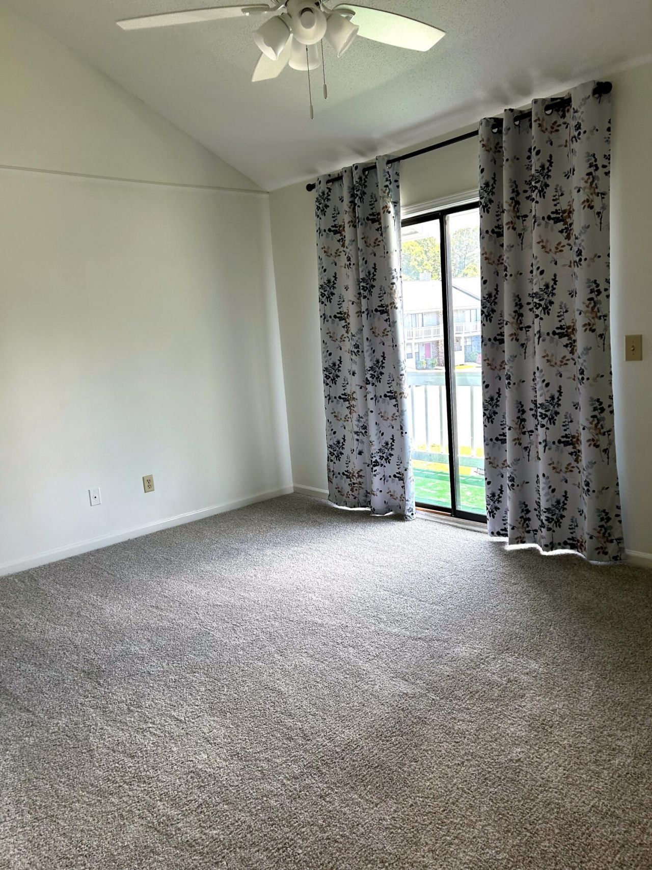 2422 Woodstock Avenue Photo 10