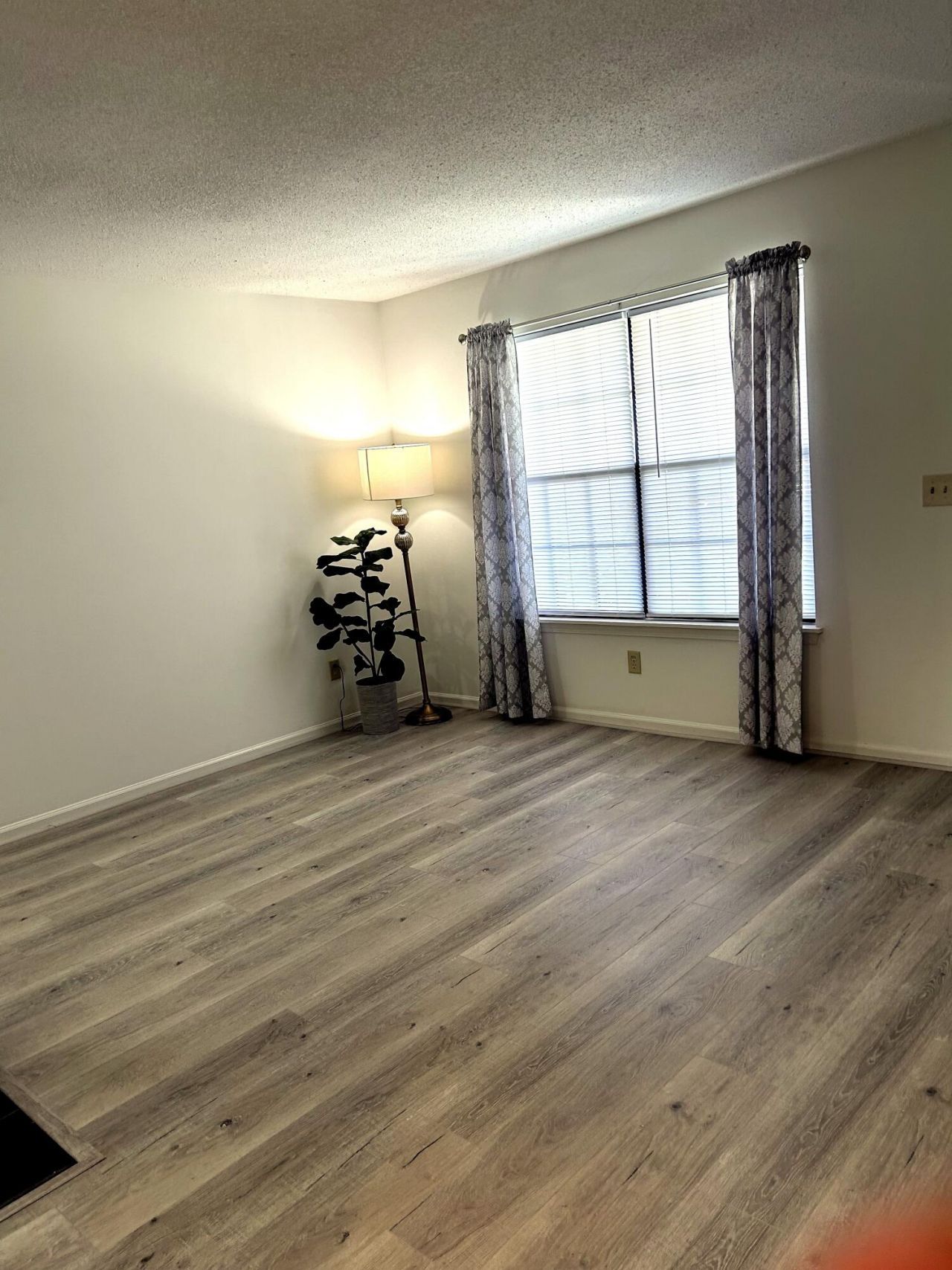 2422 Woodstock Avenue Photo 6