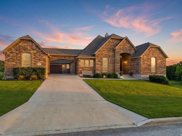 333 Cascade Trl, Castroville, TX 78009