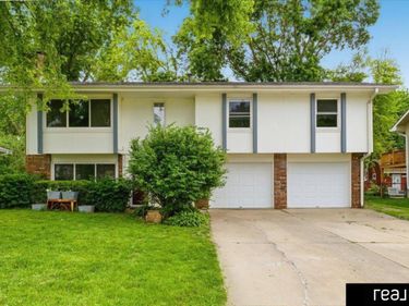 11717 Grand Avenue , Omaha, NE 68164