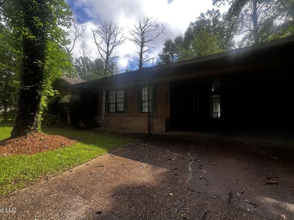 2696 Pinedale Street, Jackson, MS 39204