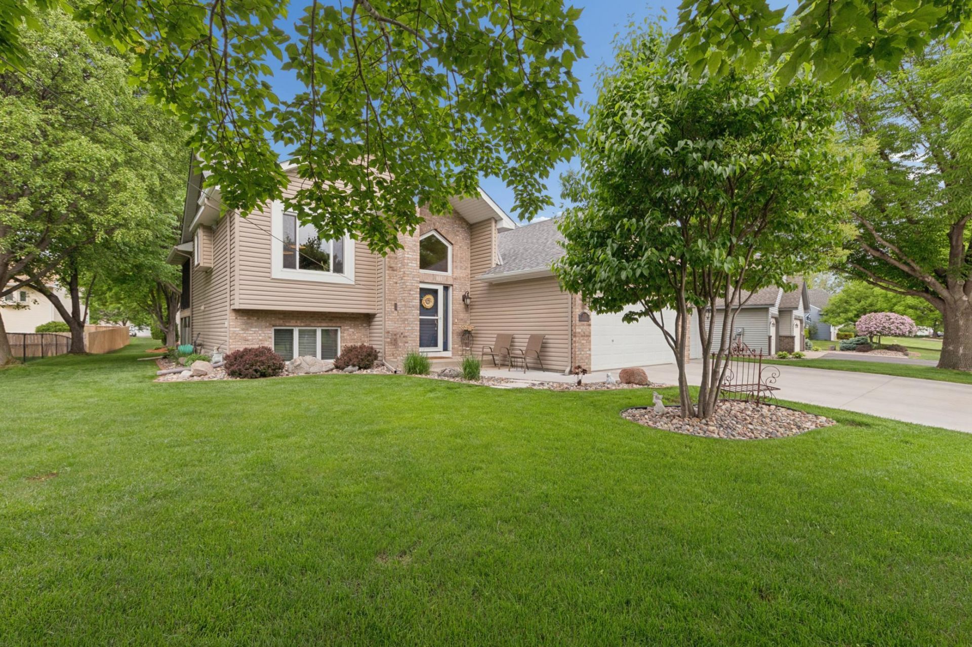 9039 Vickors Crossing Brooklyn Park, MN 55443