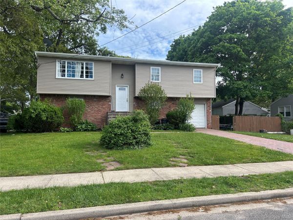 9 Oakley Street , Massapequa, NY 11758