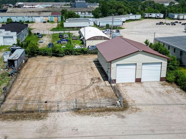 2021 Commercial Street, Waterloo, IA 50702
