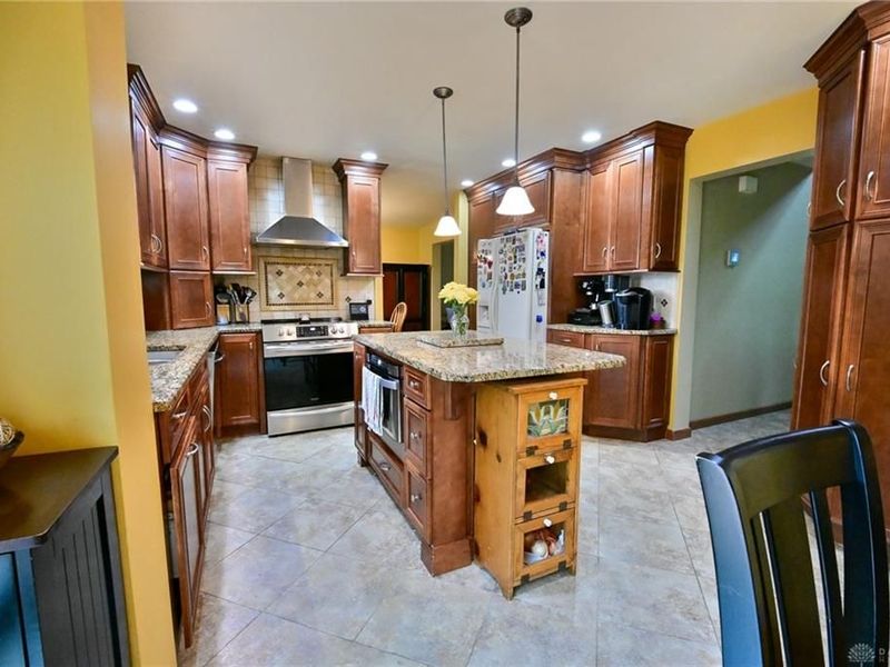 2424 Rockingham Drive, Troy, OH 45373 Photo 5