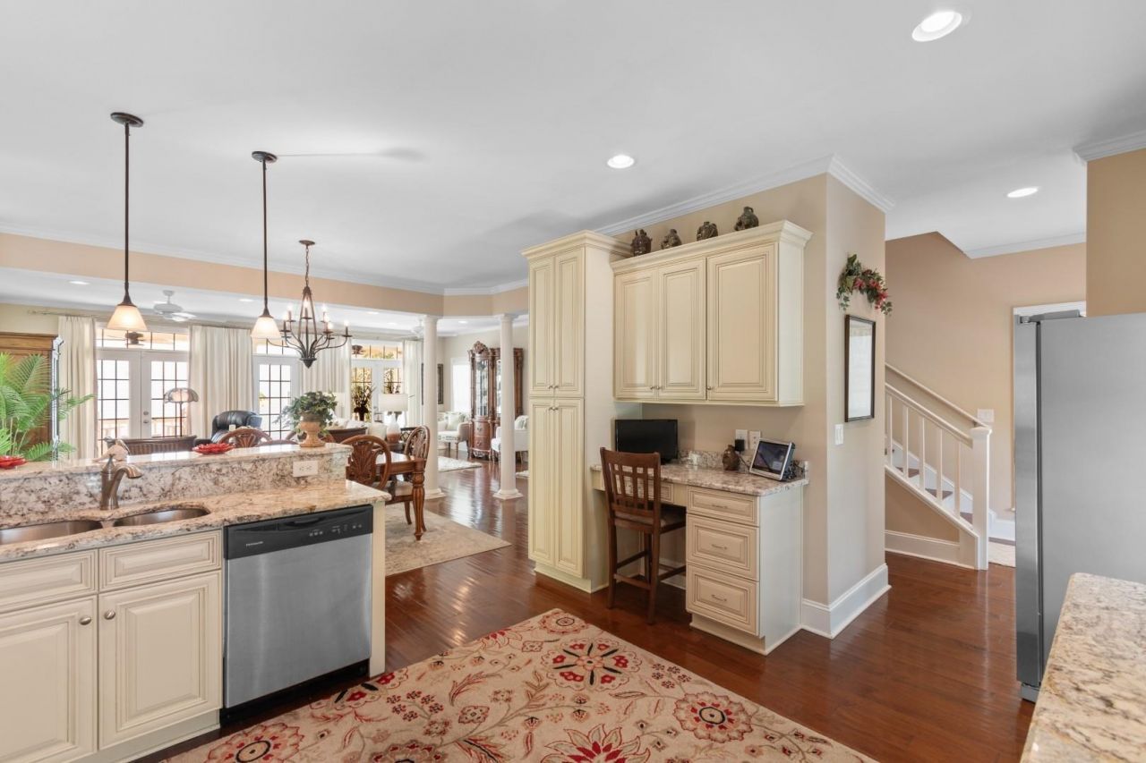 1605 N Dogwood Dr.  Photo 8