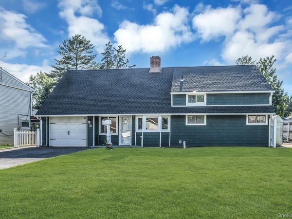 38 Fireplace Lane , Hicksville, NY 11801