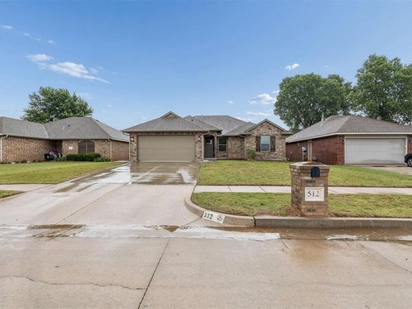 512 S Castle Ridge Lane, Mustang, OK 73064