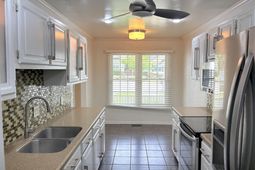 125 N Lake Pointe Drive  photo 4