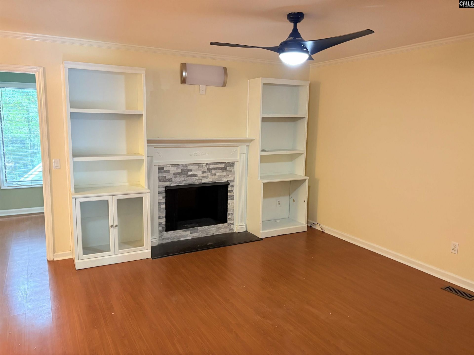 125 N Lake Pointe Drive  Photo 4