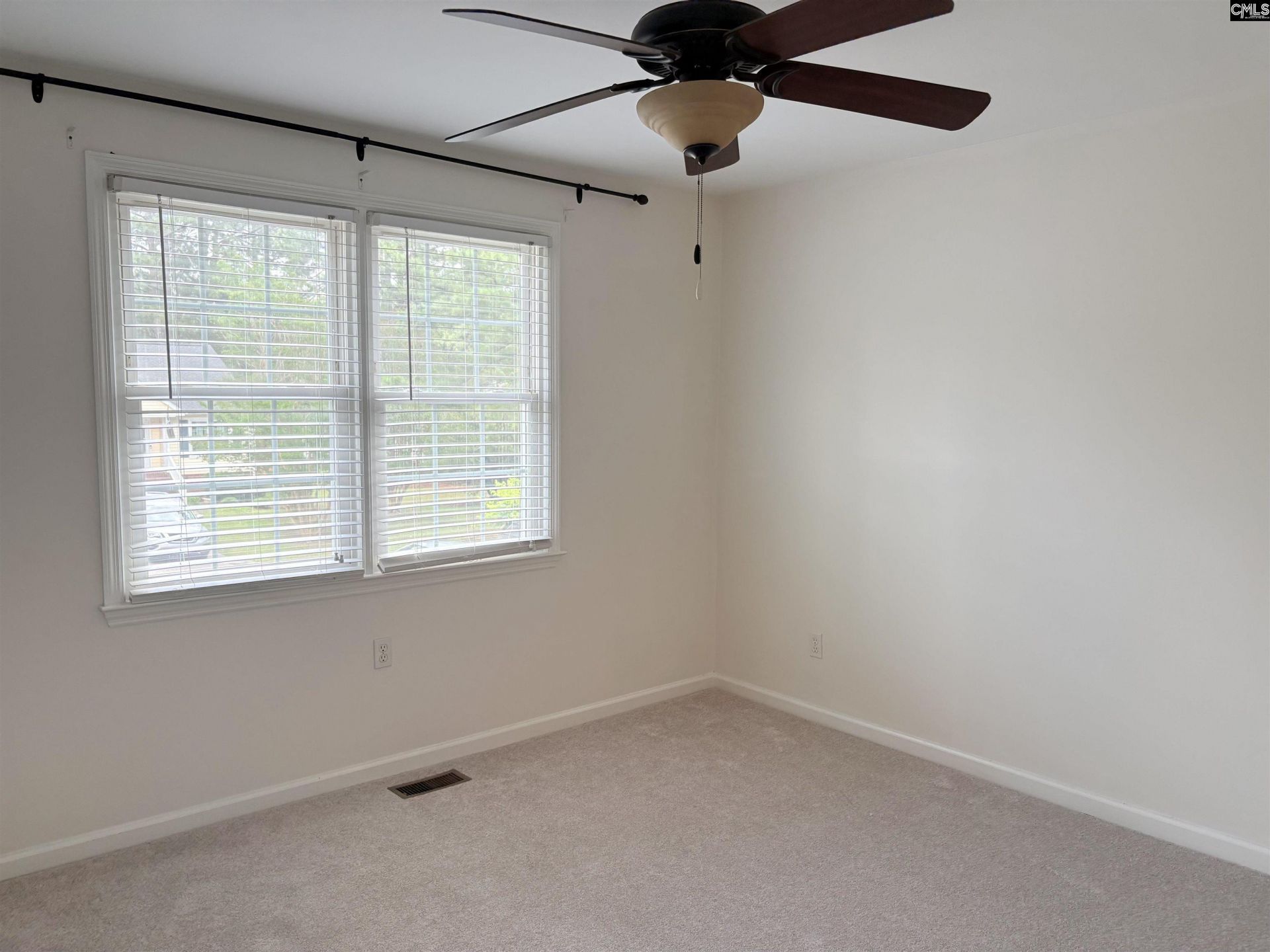 125 N Lake Pointe Drive  Photo 8
