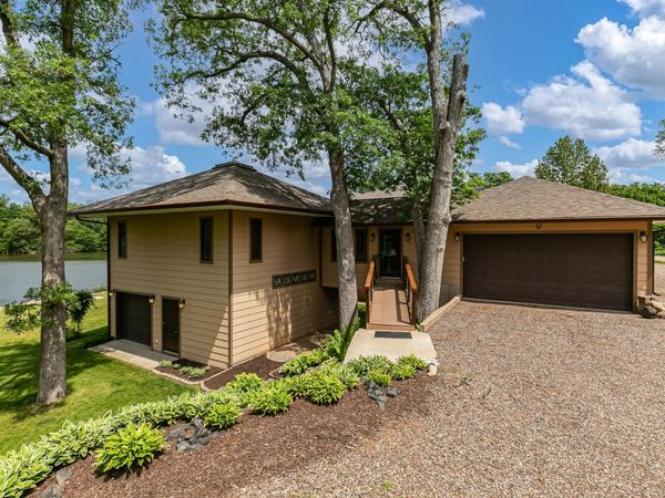 2642 250th Street, Dewitt, IA 52472