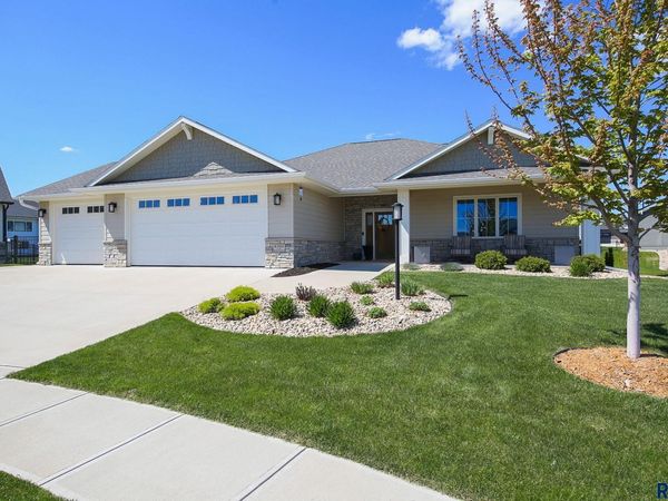 6704 E Spitfire Cir, Sioux Falls, SD 57110