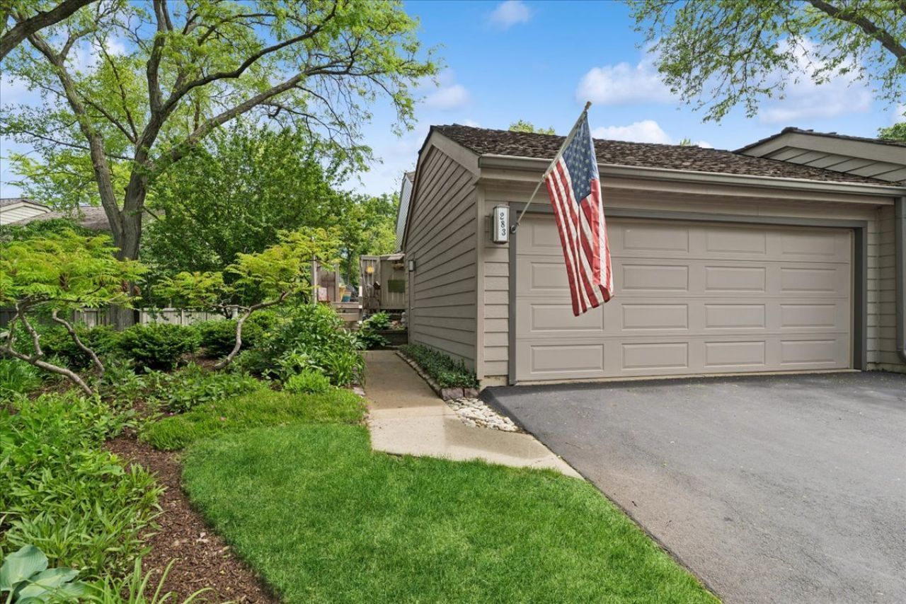 283 Oak Hill Road , Lake Barrington, IL 60010
