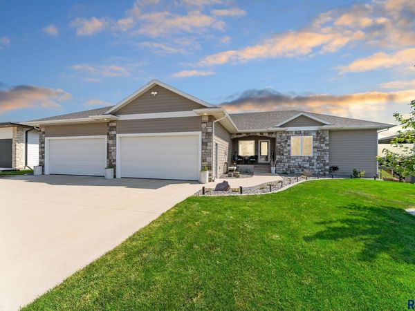 8401 E Roughlock St, Sioux Falls, SD 57110