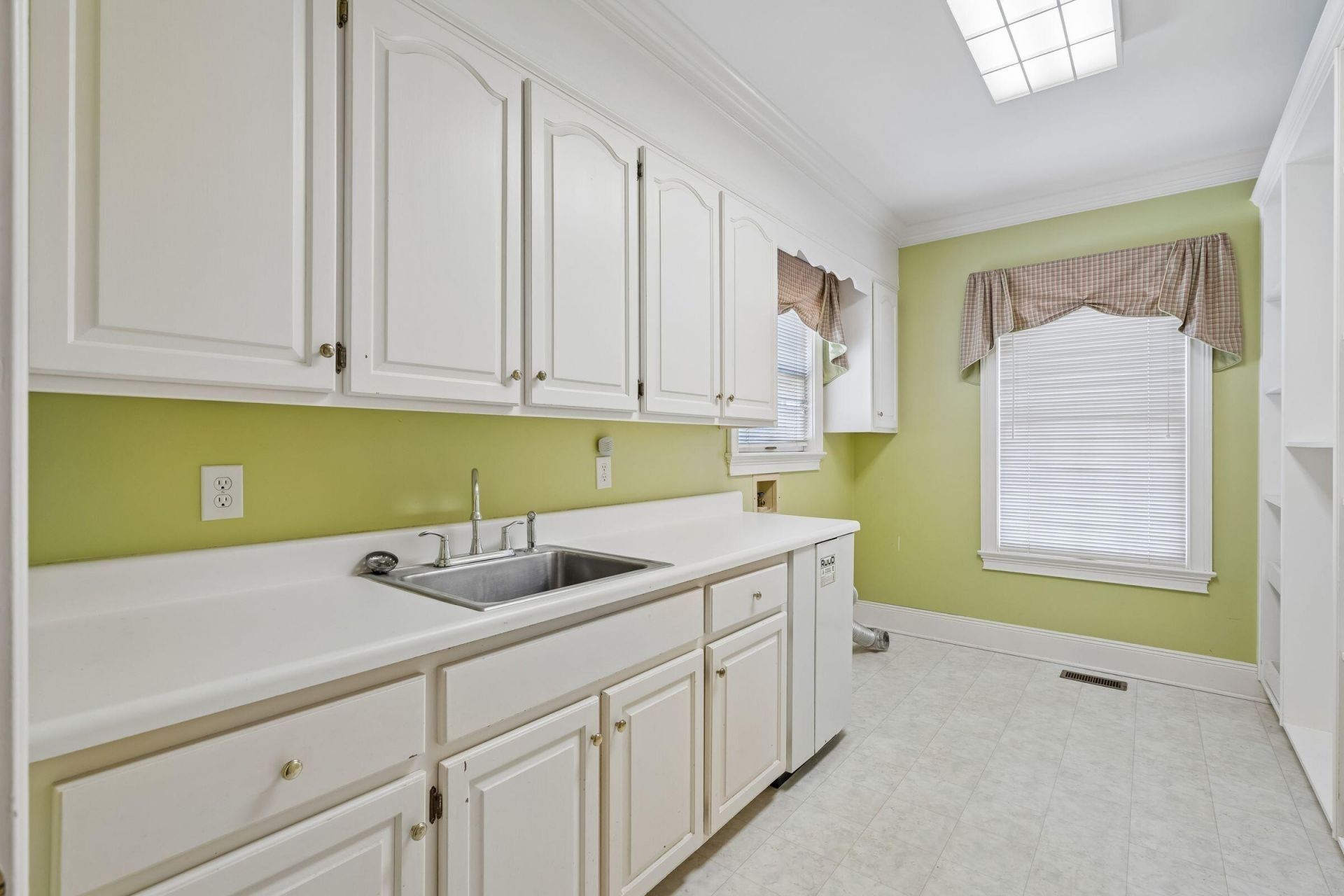 905 W Raysor Street Photo 59