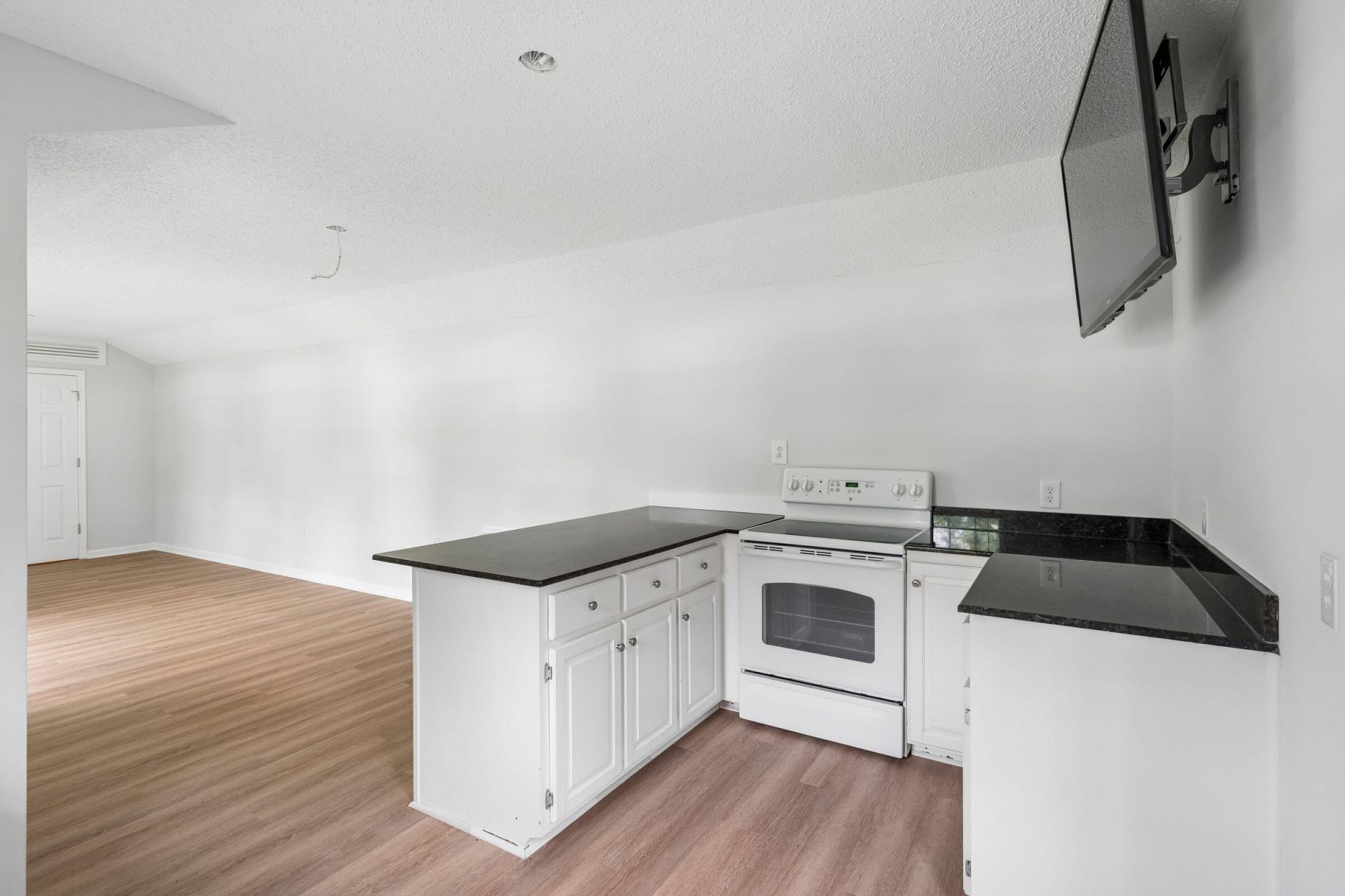 905 W Raysor Street Photo 75