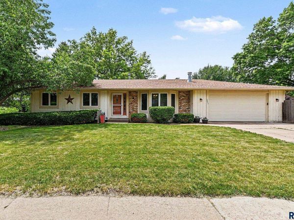 5833 W King Arthur Dr, Sioux Falls, SD 57106