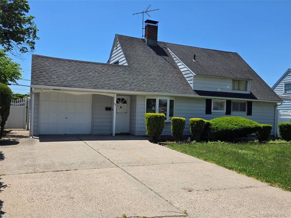 68 Summer Lane , Unit Whole Hous, Hicksville, NY 11801