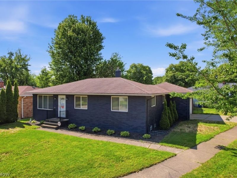 1209 Galaxy Drive, Cleveland, OH 44109 Photo 3