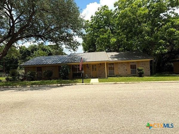 203 Memorial Drive , Luling, TX 78648