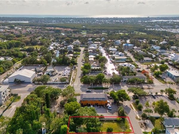 2960 Coco AVE, NAPLES, FL 34112
