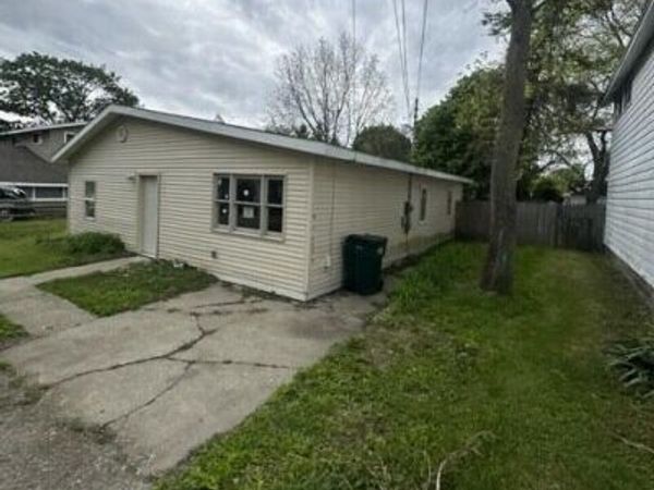 1020 R G Curtiss Avenue, Lansing, MI 48911