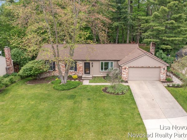 485 Edgeworthe Drive SE, Ada, MI 49301