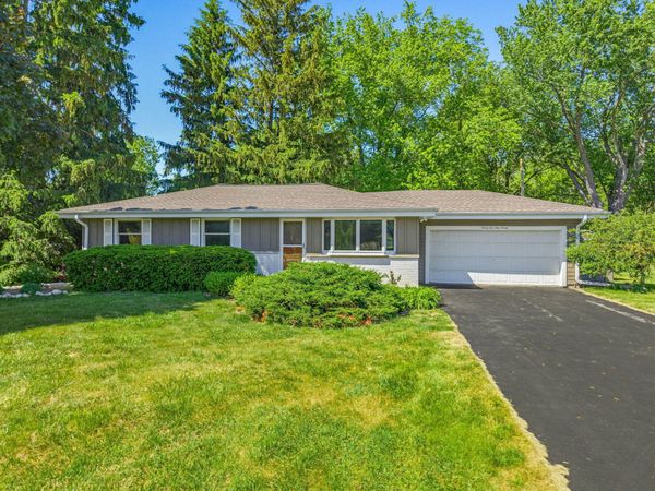 21990 Holly Crest Dr, Brookfield, WI 53045
