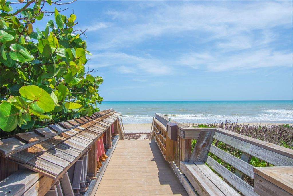 1175 Winding Oaks Circle E, Unit 202, Vero Beach, FL 32963 Photo