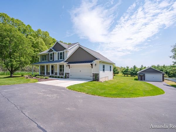 1072 Cumberland Avenue SE, Lowell, MI 49331