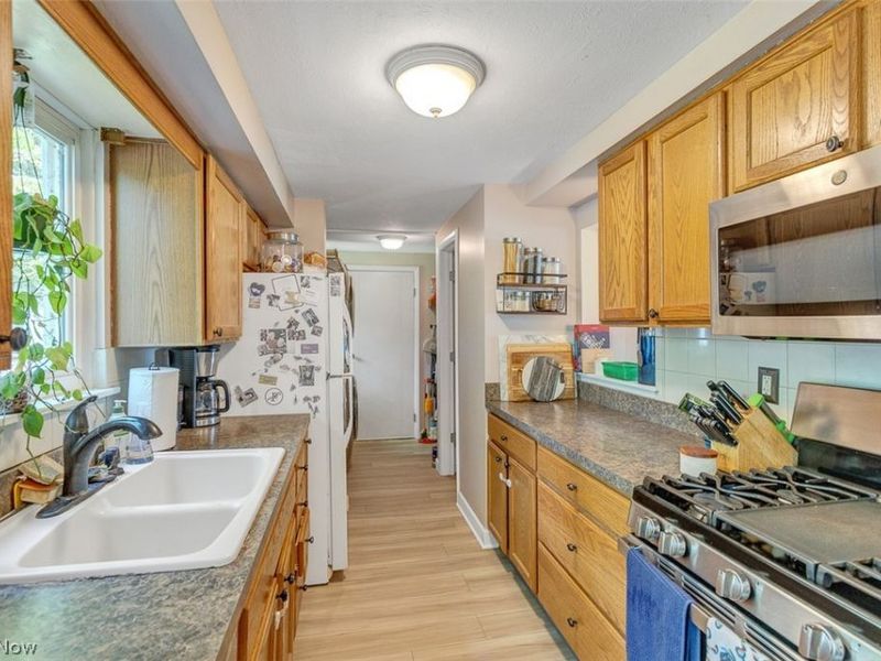 24000 Amesbury Drive , North Olmsted, OH 44070 Photo 11