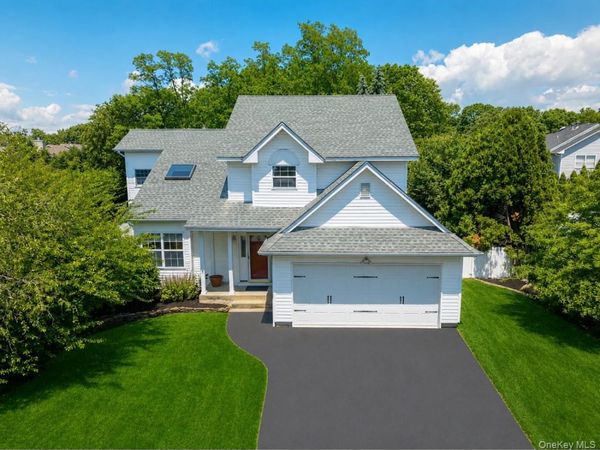 14 Long House Way, Commack, NY 11725