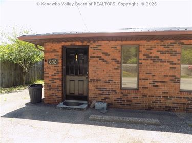 602 E Dupont Avenue, Belle, WV 25015