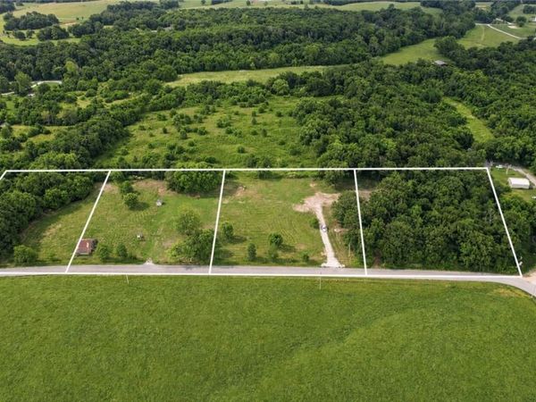 511 NW Cowan Avenue , Gentry, AR 72734
