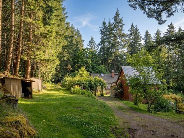 1183 Hillgrove Rd, North Saanich, BC V8L 5R8