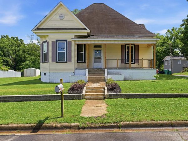 207 River Bluff Dr, Sheffield, AL 35660