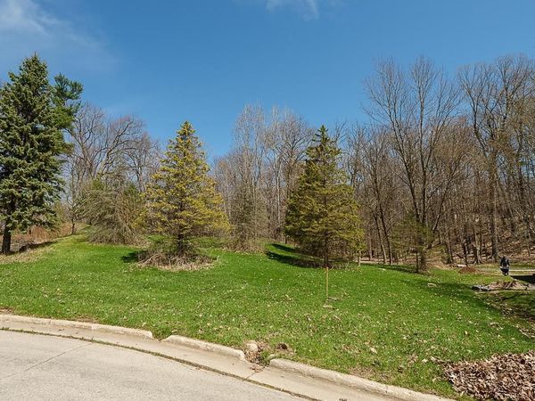 WOOD OAKS CIRCLE, Green Bay, WI 54302