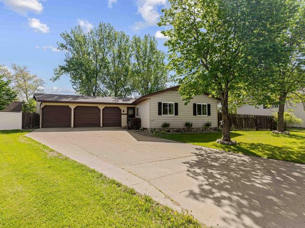 2954 Heatherwood Circle S, Moorhead, MN 56560