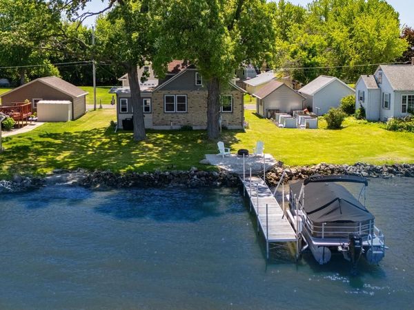 2432 HICKORY LANE, Oshkosh, WI 54901