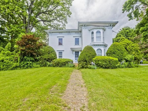 109 College St, South Hadley, MA 01075